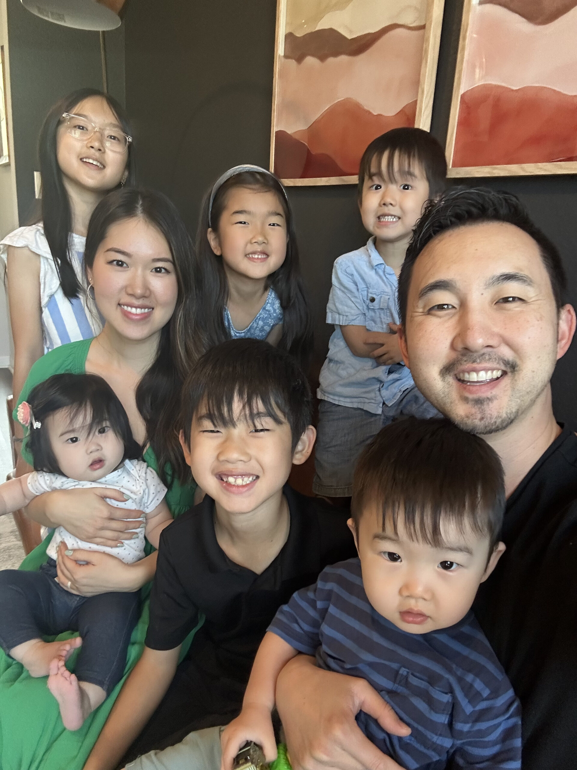 Paul J. Kim holder sin søn Micah på et familiefoto.