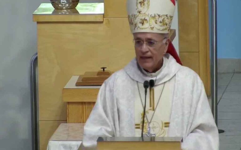 Biskop Silvio Báez i St. Agatha-sognet i Miami.
