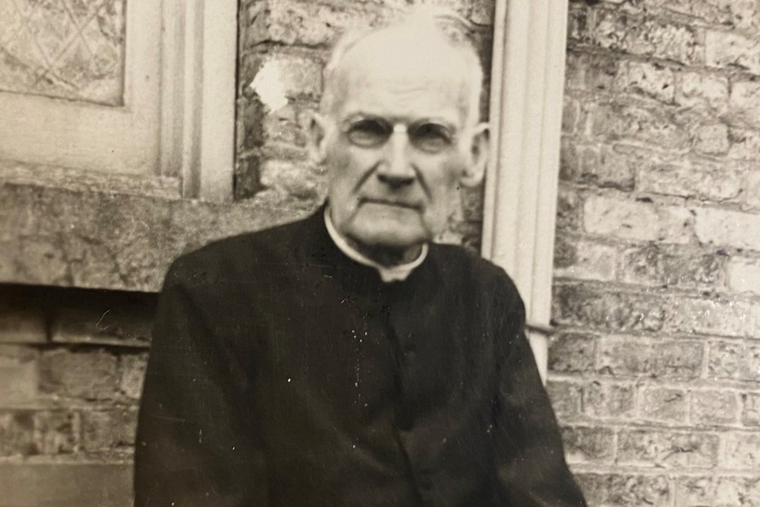 Broder Columba O’Neill bag kommunitetshuset omkring 1923