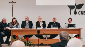 Patrícia Espíndola de Lima Teixeira præsenterer en rapport på et møde i Brasiliens nationale bispekonference.