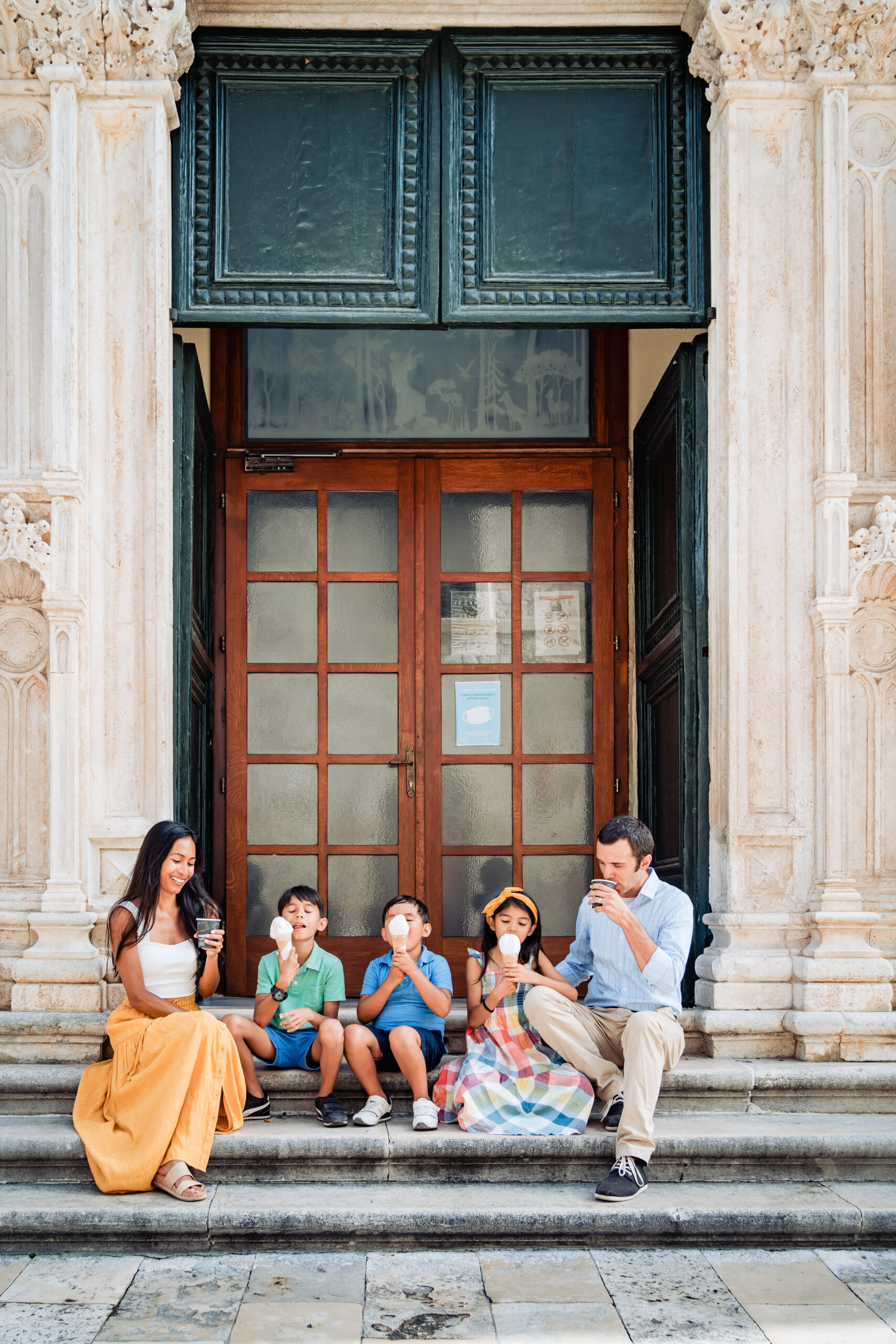 Familien Rey spiser is i Dubrovnik i Kroatien.
