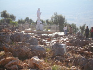 Statue af Jomfru Maria foran Sankt Jakobs Kirke i Medjugorje.