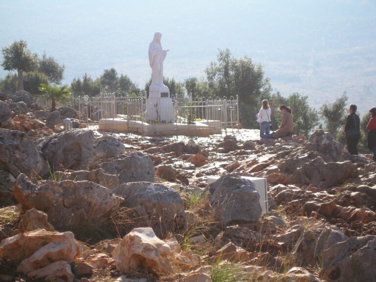 Statue af Jomfru Maria foran Sankt Jakobs Kirke i Medjugorje.