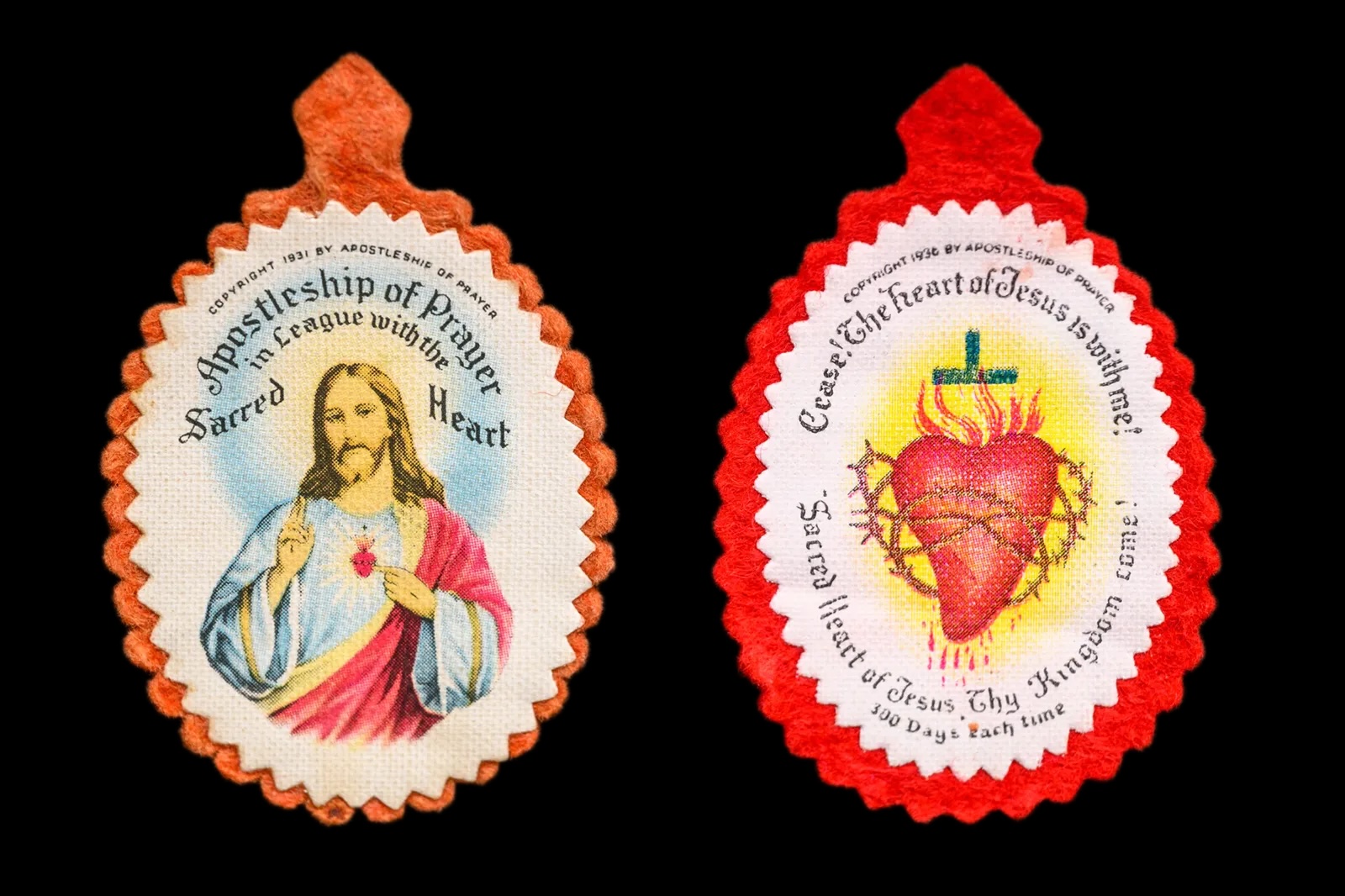 Eksempler på broder Columbas mærker med Jesu Hellige Hjerte