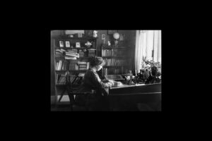 Sigrid Undset skriver på Bjerkebæk i Lillehammer.