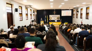 Det første symposium om dæmonologi og eksorcisme på det katolske college i Fortaleza