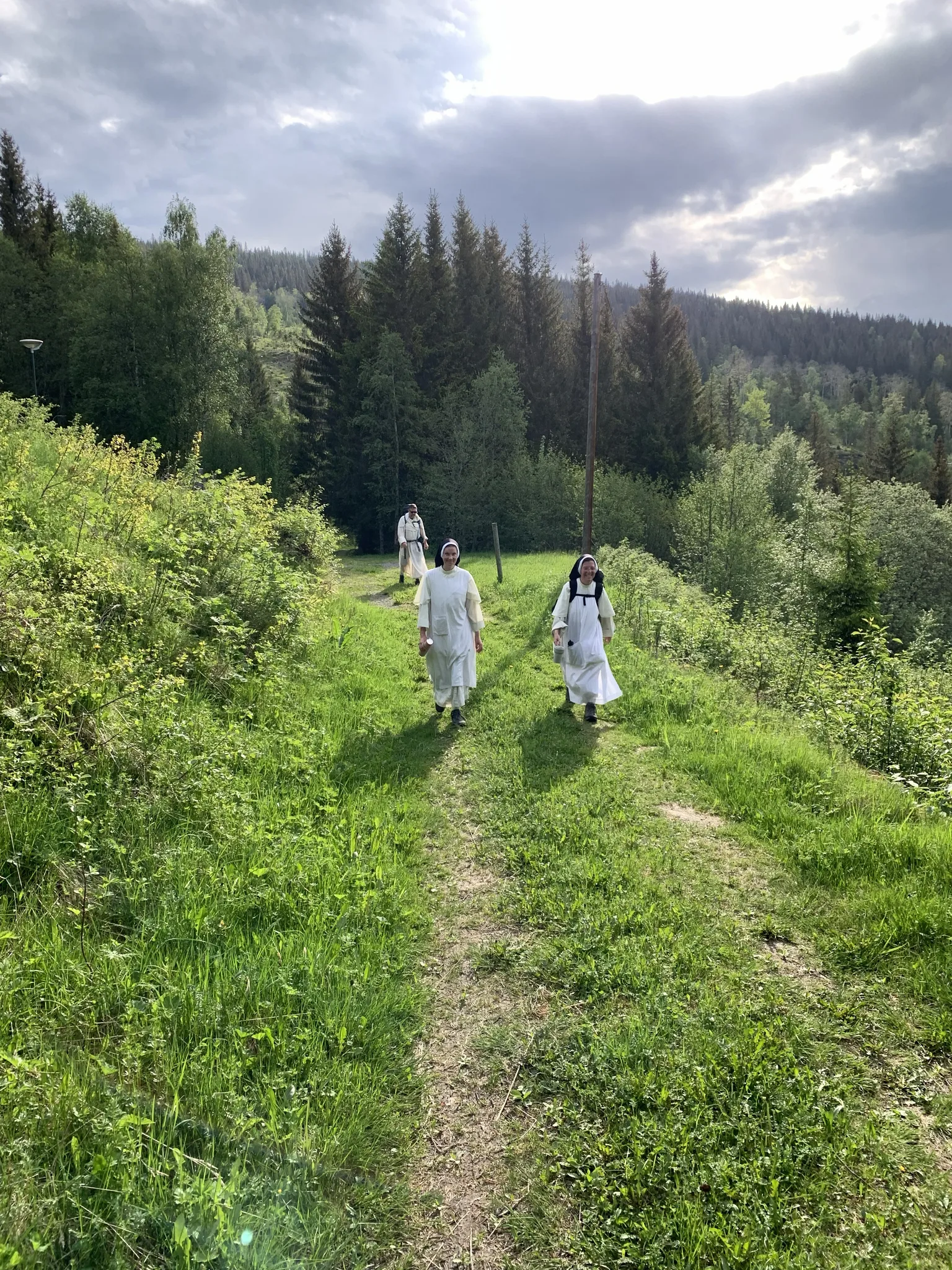Lægfolk og ordensfolk vandrer sammen på St. Olafs pilgrimsvej.
