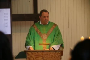 Jesuiterpræsten Thomas Idergard holder en prædiken
