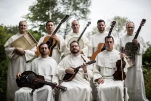 Medlemmerne af The Hillbilly Thomists stiller op til fotografering.
