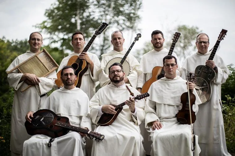 Medlemmerne af The Hillbilly Thomists stiller op til fotografering.