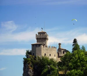 Guaita-tårnet hæver sig over San Marinos hovedstad.
