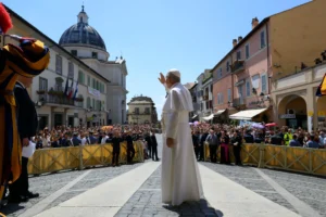 Pave Leo XIV vinker til de troende i Castel Gandolfo.