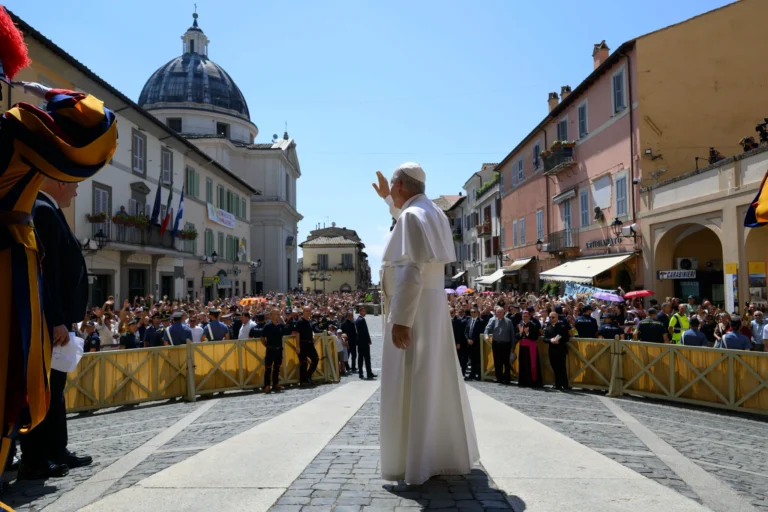 Pave Leo XIV vinker til de troende i Castel Gandolfo.