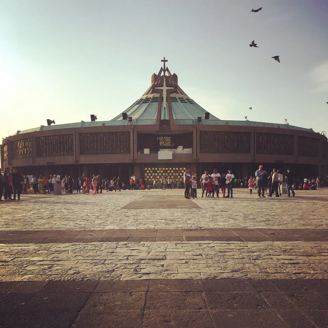 En travel dag ved Basilikaen til vår Frue av Guadalupe i CDMX, et viktig religiøst sted og turistattraksjon.