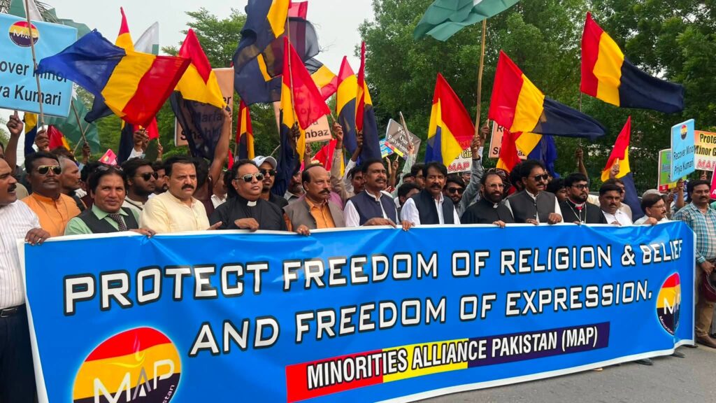 Gejstlige og aktivister demonstrerer for religions- og ytringsfrihed i Faisalabad.