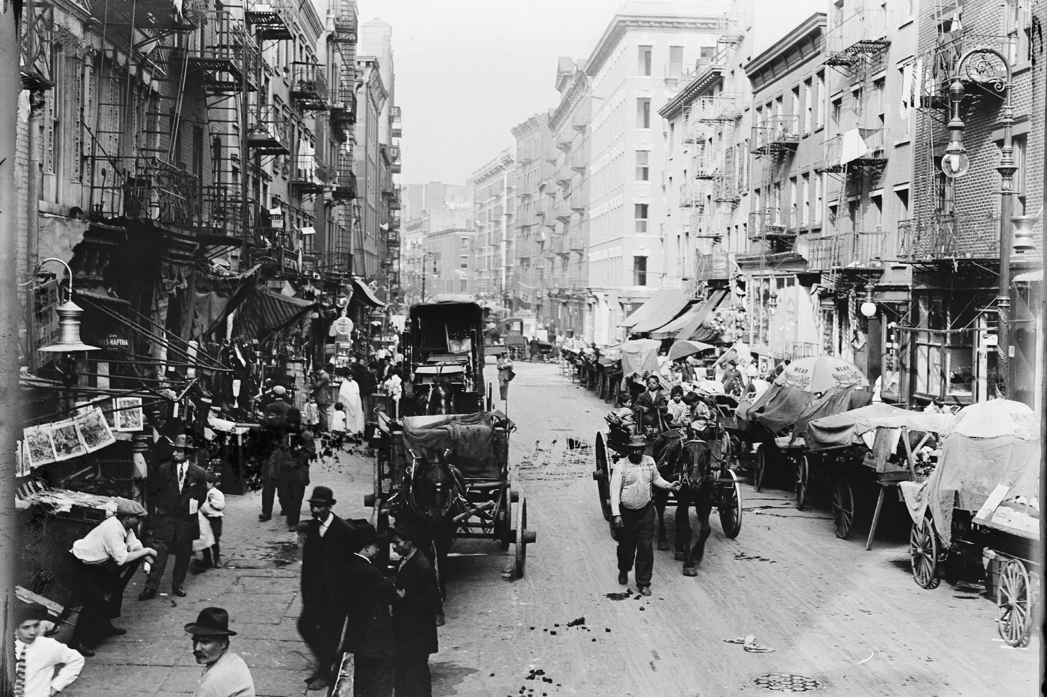 Et historisk fotografi viser Mott Street.
