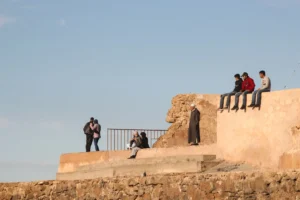 Mennesker samlet på en bakketop nær Fnideq ved grænsen mellem Marokko og Spanien.