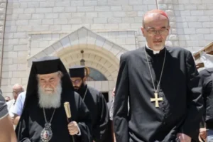Jerusalems latinske patriark, Pierbattista Pizzaballa, under et besøg i Taybeh på Vestbredden.