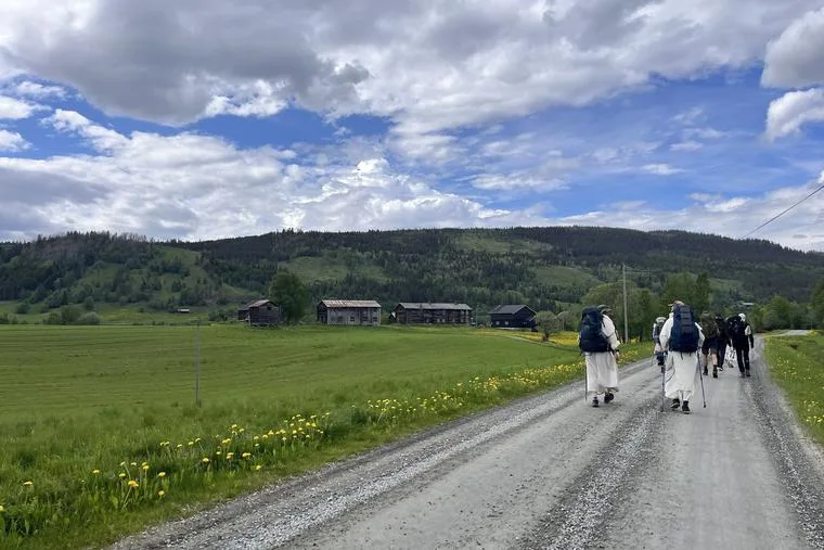 Pastor Gregory Pine fra dominikanerordenen leder en gruppe pilgrimme på vej mod Trondheim.