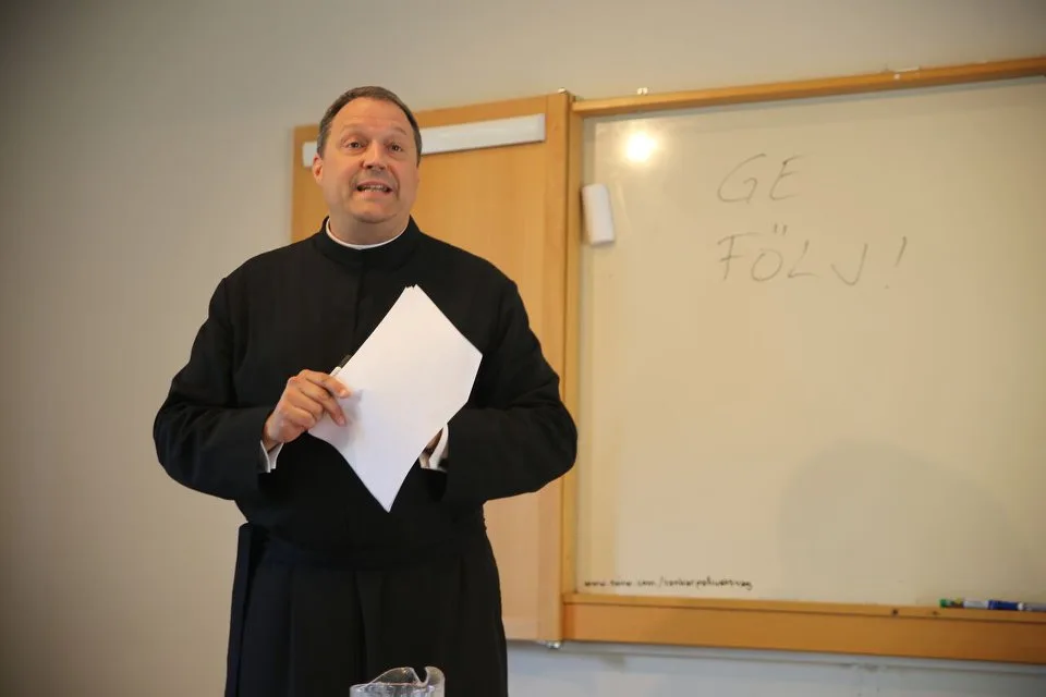 Jesuiterpræsten Thomas Idergard holder en tale