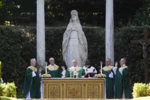 Pave Leo XIV fejrer messe for omsorg for skaberværket i Castel Gandolfo.