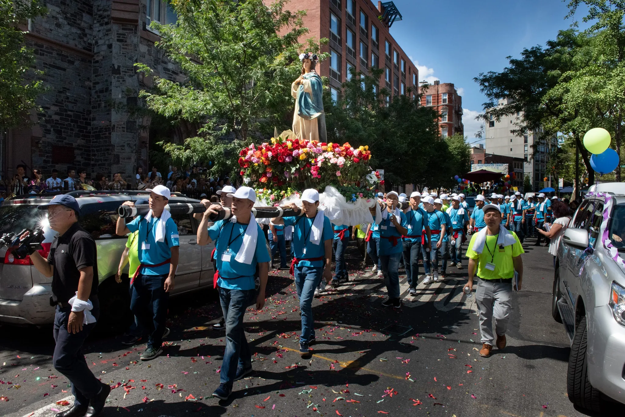 En statue af Vor Frue bæres i procession efter messen.
