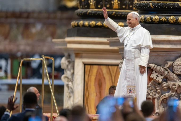 Pave Leo XIV vinker til pilgrimme i Peterskirken under generalaudiensen den 5. august 2026