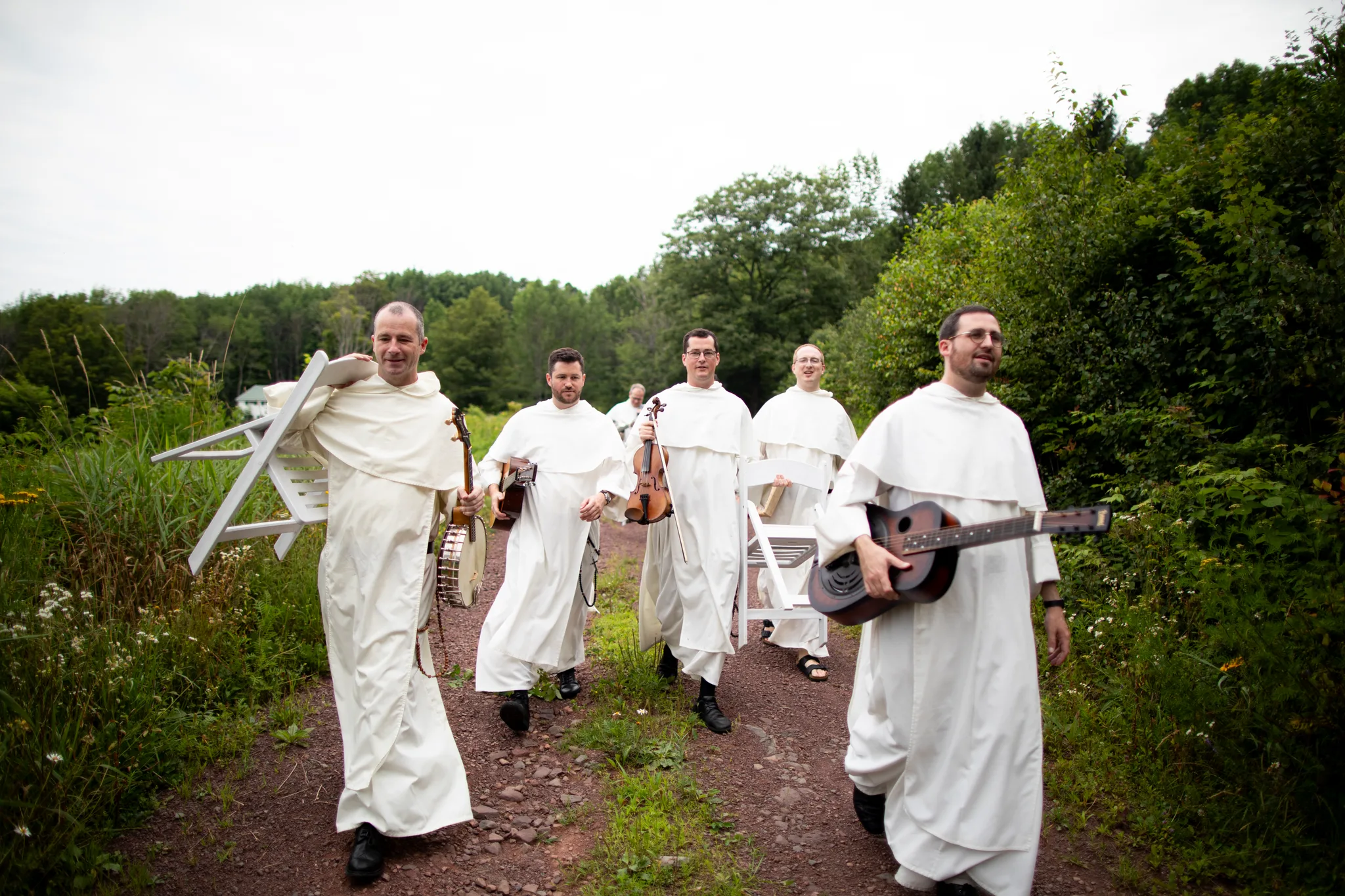 The Hillbilly Thomists går gennem naturen.