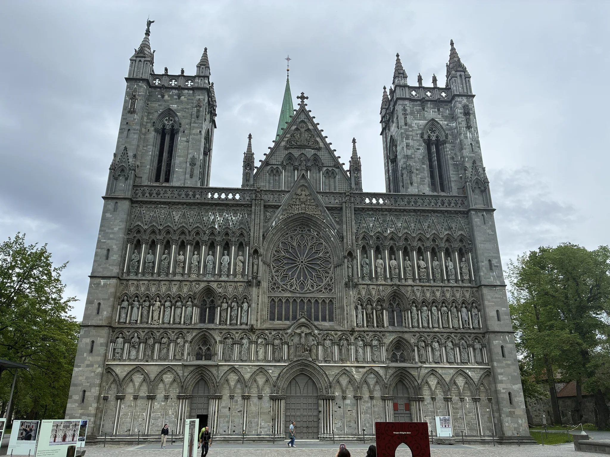 Nidarosdomen i Trondheim, hvor St. Olafs pilgrimsvej ender.