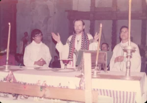Pastor Stanley Rother fejrer messe i Santiago Atitlán i Guatemala.