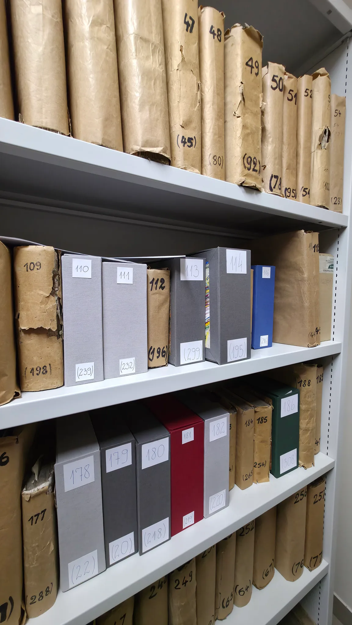 Reoler med manuskripter på Pelplin Stiftsbibliotek.