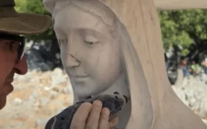 Restaurering af et hærværksramt billede i Medjugorje