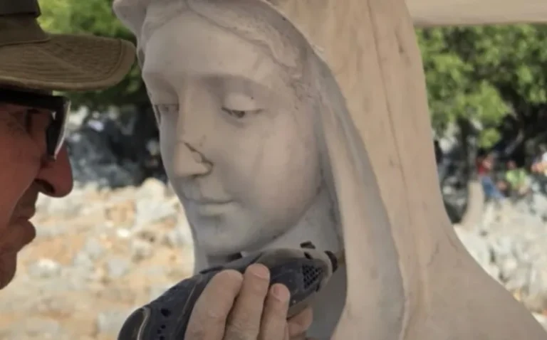 Restaurering af et hærværksramt billede i Medjugorje