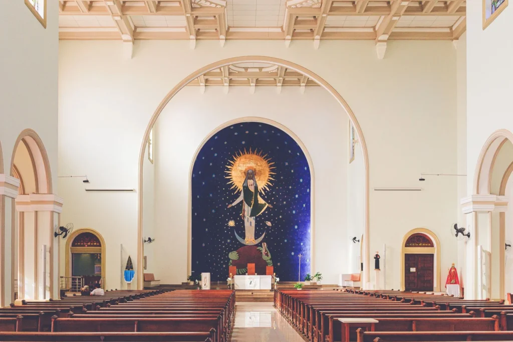 Elegant utsikt over Vår Frue av Aparecida kirke i Brasil som viser sitt vakre interiørdesign.