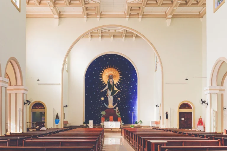 Elegant utsikt over Vår Frue av Aparecida kirke i Brasil som viser sitt vakre interiørdesign.