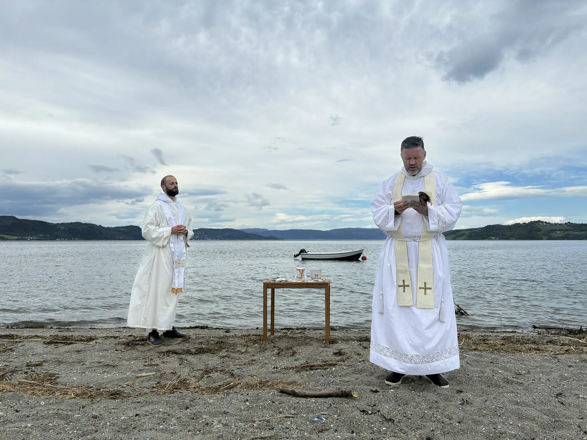 Messe fejres ved kysten under pilgrimsrejsen.
