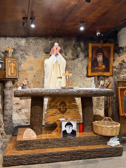 Pastor Michael Sliney fejrer messe på St. Charbel-stien