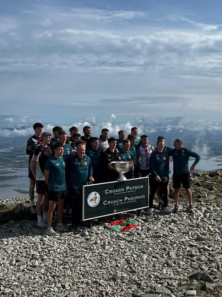 Mayo-holdet i gælisk fodbold med Sam Maguire-pokalen på Croagh Patrick.