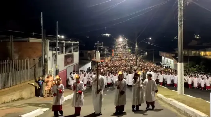 Troende deltager i afslutningsprocessionen for novenen til Vor Frue af Herligheden i Cruzeiro do Sul i Brasilien.