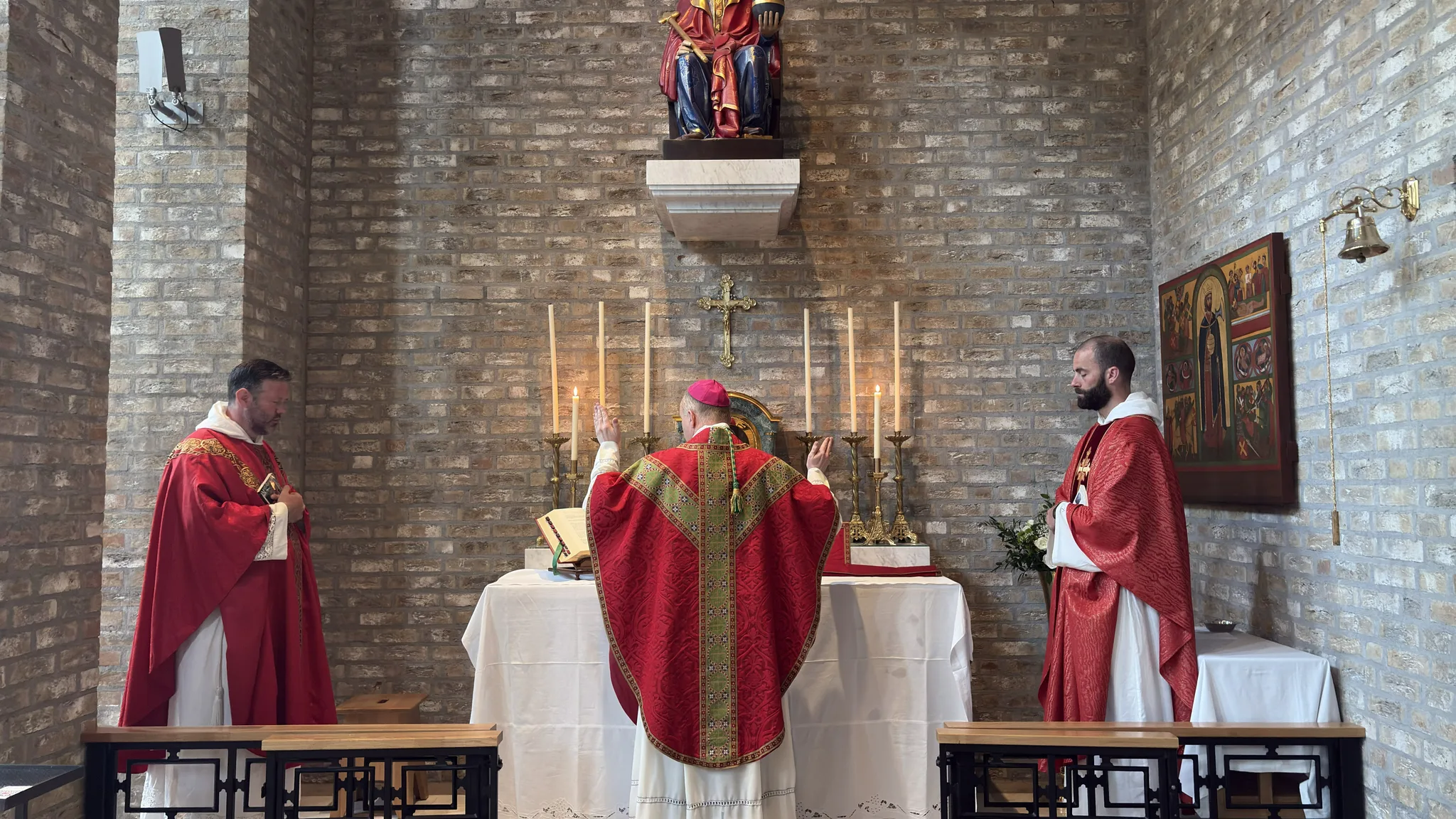 Biskop Erik Varden fejrer messe for pilgrimmene.