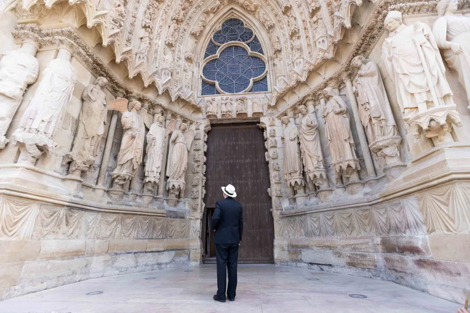 Biskop Robert Barron er vært for filmen Heaven in Stone and Glass