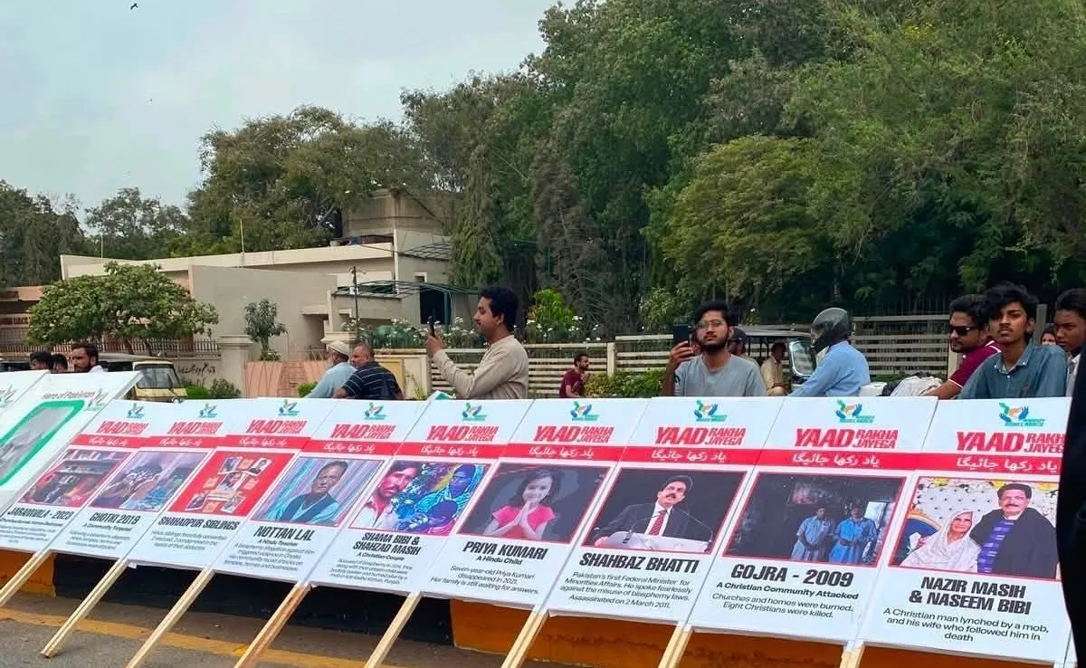 Plakater mindes ofre for lynchninger, tvangskonverteringer og blasfemirelaterede angreb i Karachi.