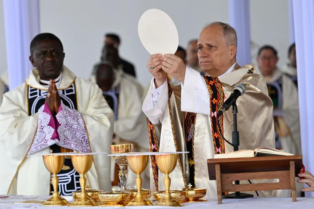 Pave Leo XIV løfter eukaristien under en pavelig messe i Cameroun.