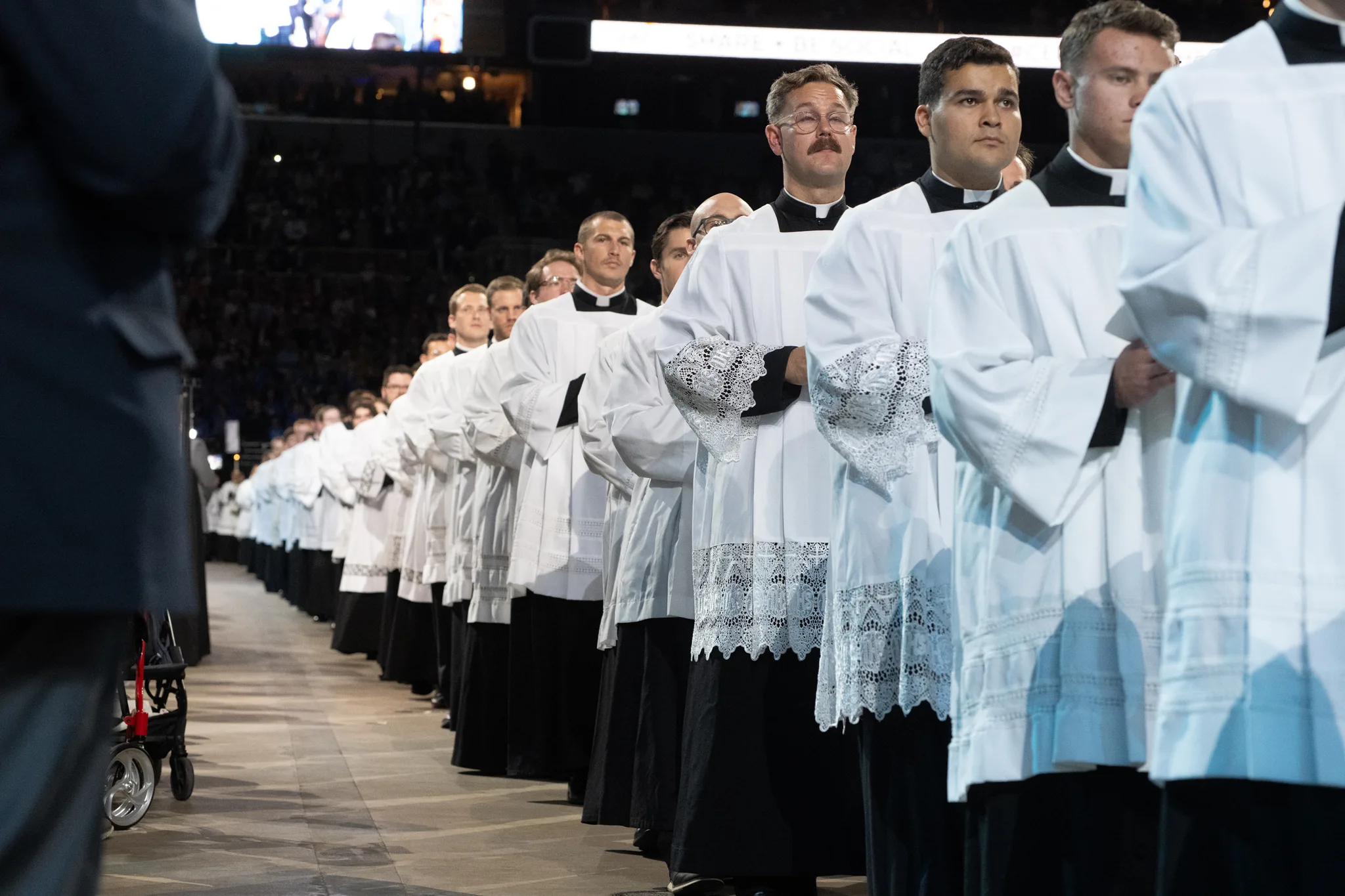 Præster går i procession ind til Fulton Sheens saligkåringsmesse i St. Louis.