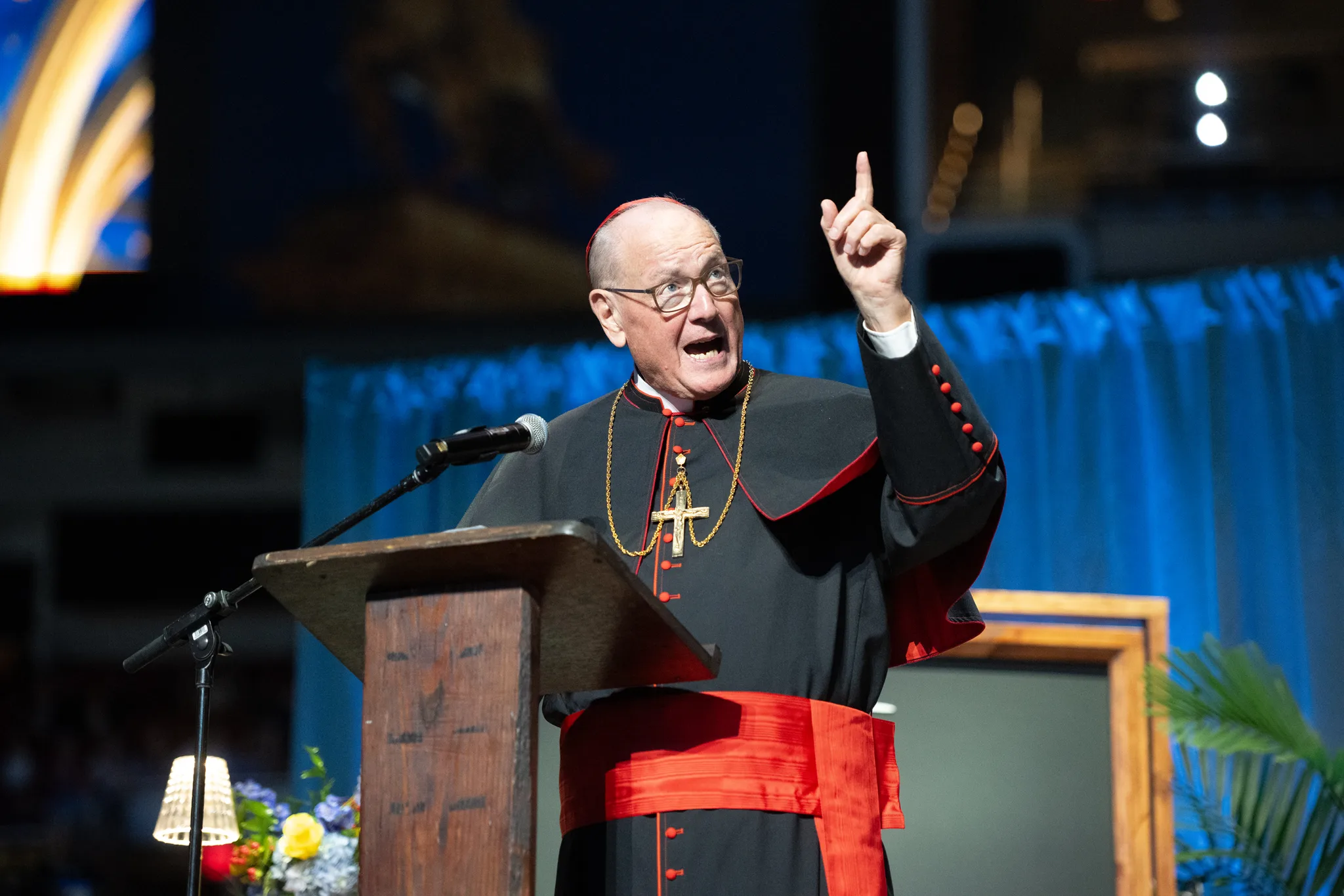 Kardinal Timothy Dolan taler ved Fulton Sheens saligkåringsmesse i St. Louis.