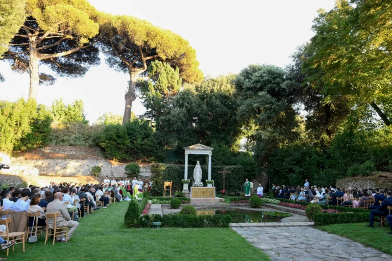Pave Leo XIV fejrer messe i Madonnina-haven i Castel Gandolfo.