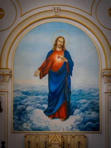 Fargerik mural av Jesus Kristus med det Hellige Hjerte, som symboliserer kjærlighet og tro.
