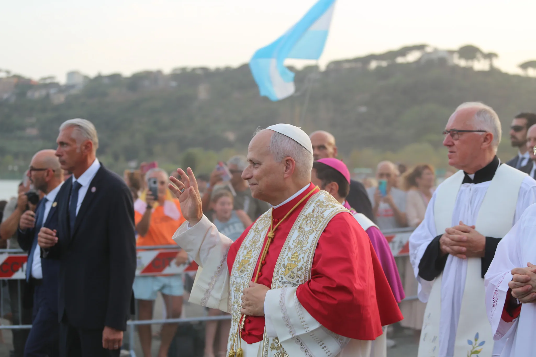 Pave Leo XIV hilser på pilgrimme ved Albanosøen.