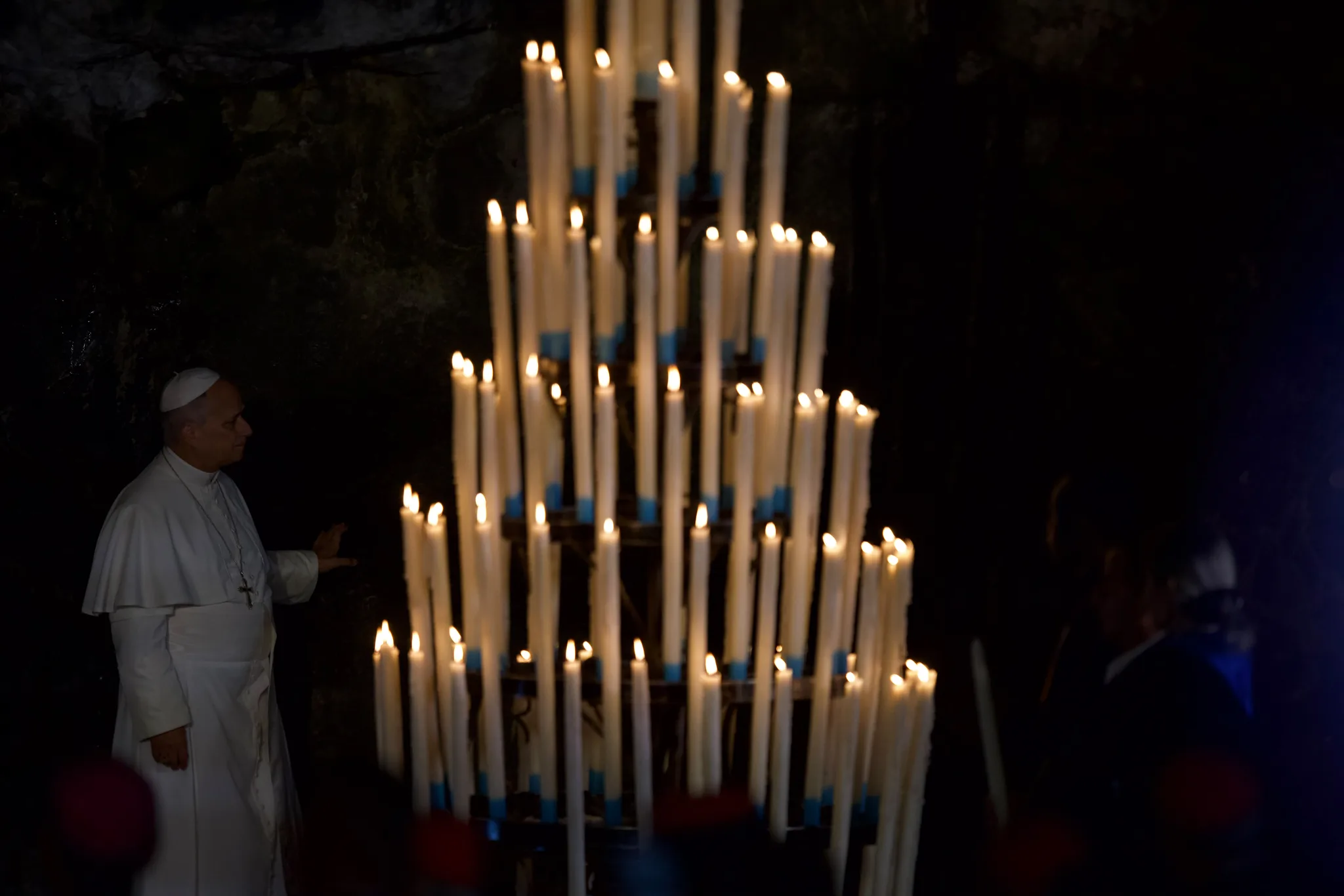 Pave Leo XIV rører ved klippen i grotten ved Lourdes.