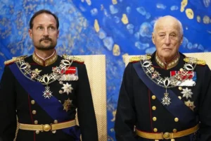 Kong Harald V og den daværende kronprins Haakon ved åbningen af Sametinget i Norge i oktober 2025.